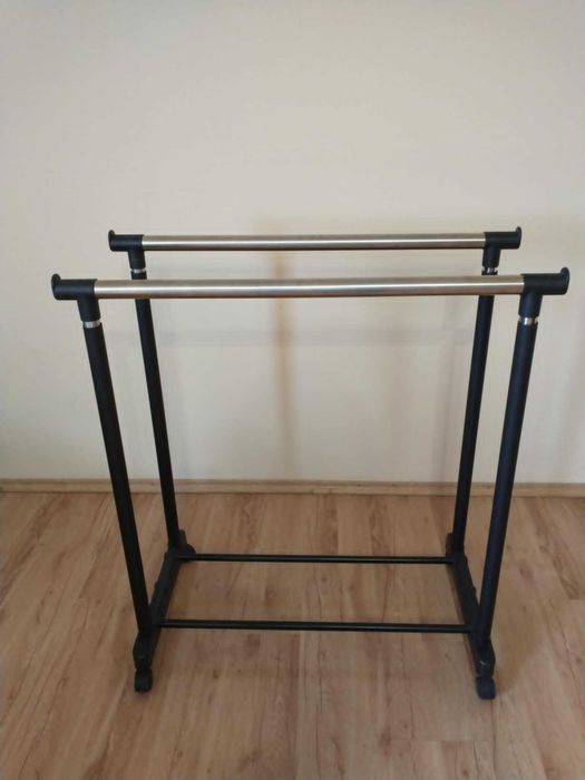 Stojak wieszak na ubrania podwójny na kółkach