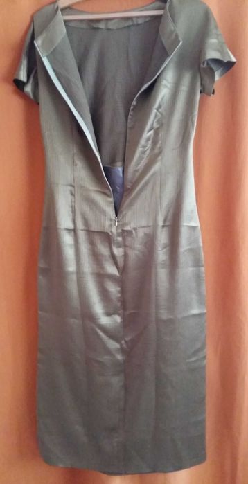 Sukienka wizytowa w kolorze starego złota.