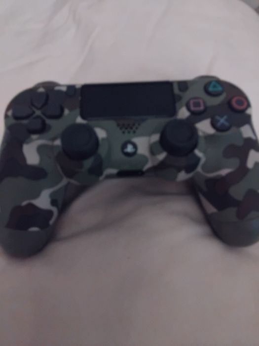 “Vendo comando original da PS4 em ótimo estado. Todos os botões funcio