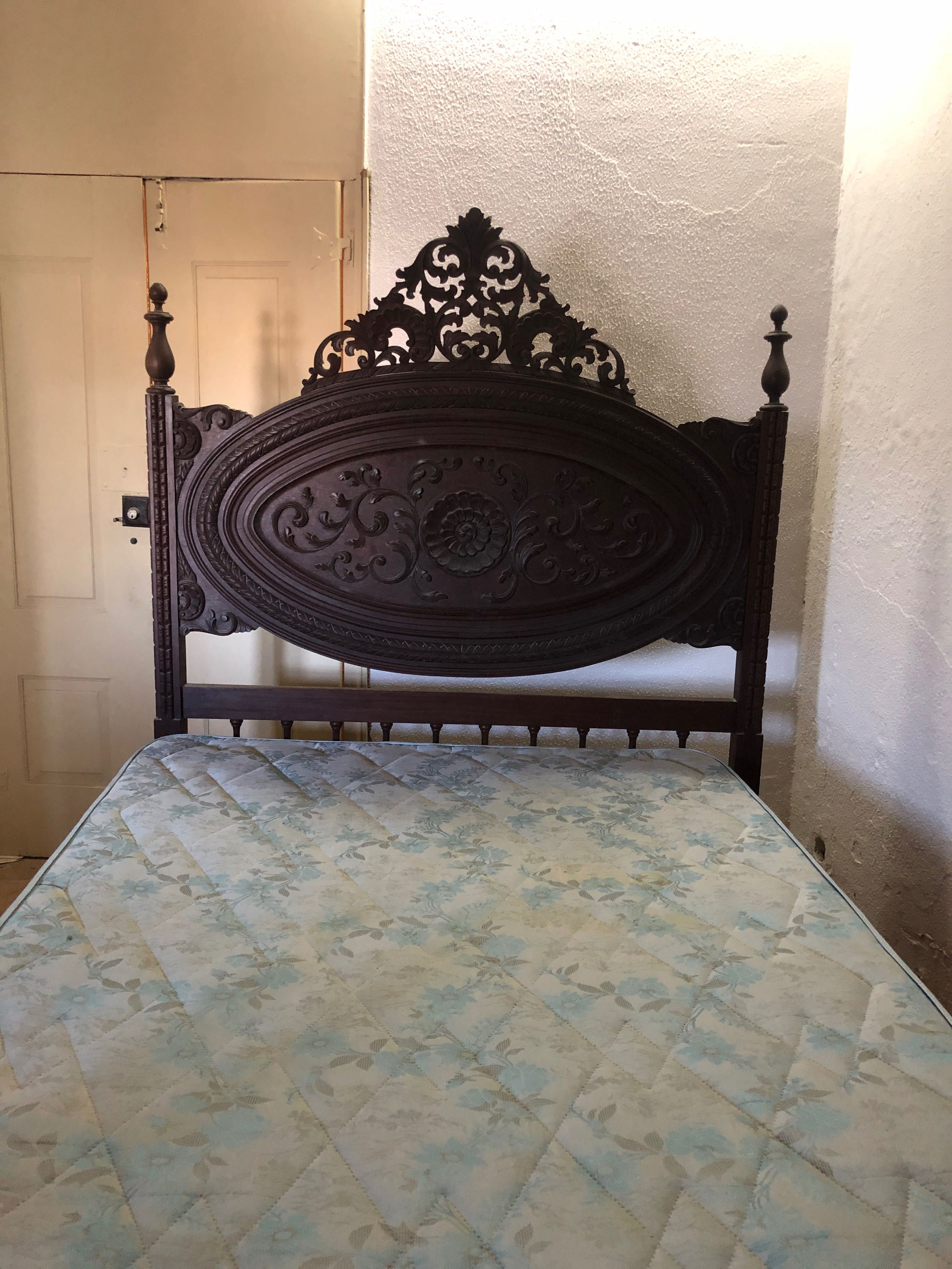 Cama de casal vintage em madeira maciça