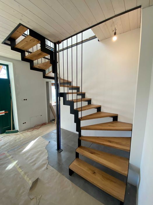 Schody na konstrukcji stalowej, metalowe, samonośne, loft nowoczesne