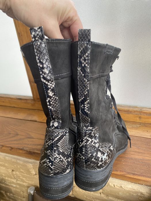 Чоботи Mustang з утепленням та зміїним принтом 39р.