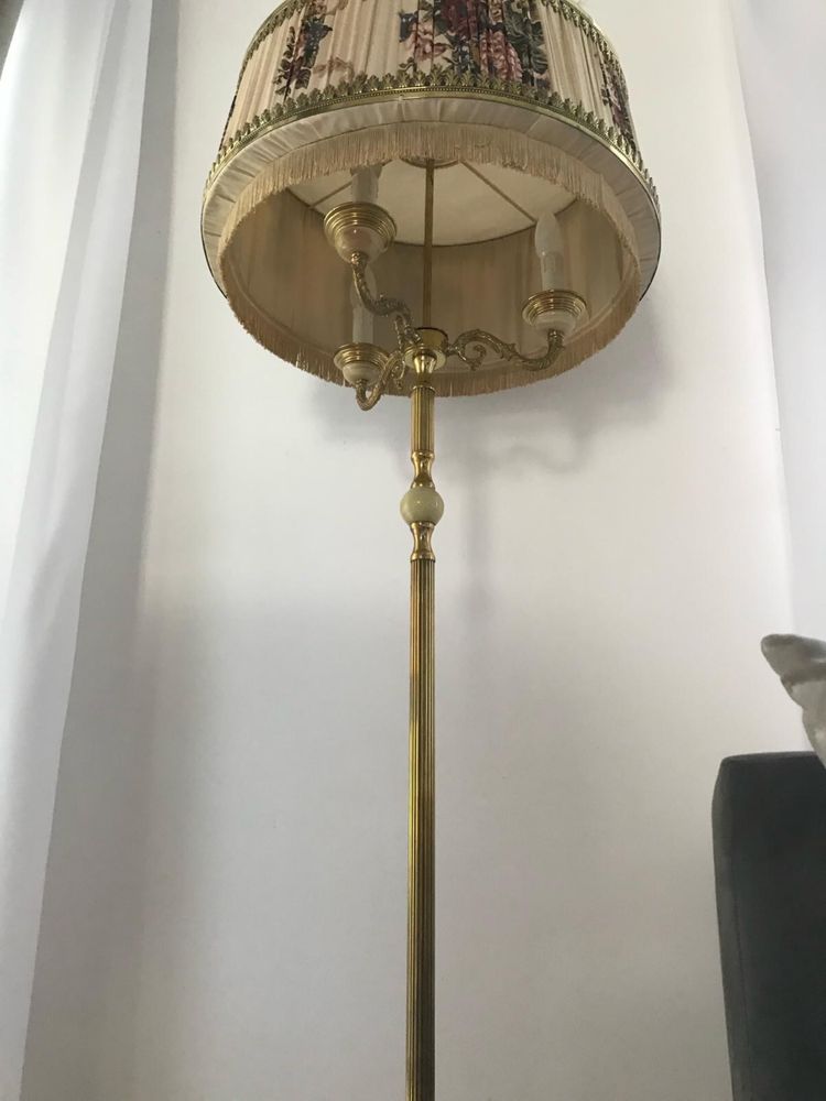 Lampa stojąca z kloszem