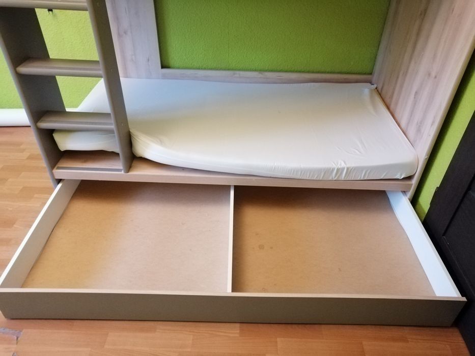 Łóżko piętrowe...