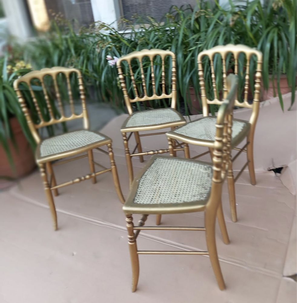 Cadeiras douradas, estilo romântico