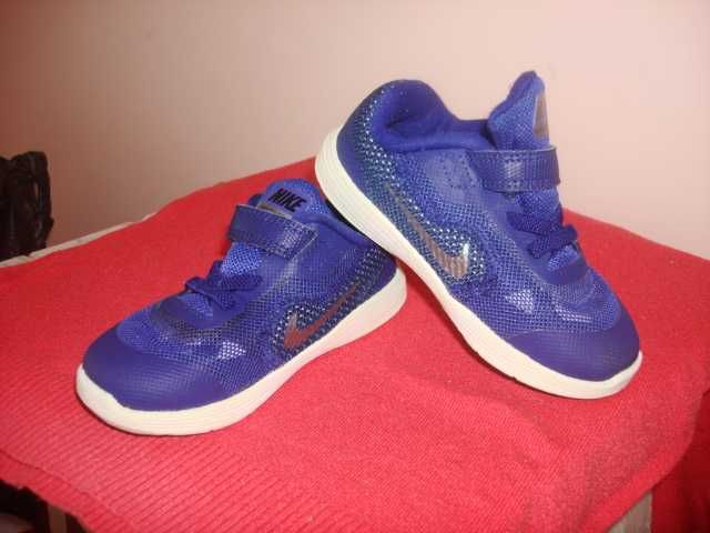 Кроссовки Nike Revolution 3