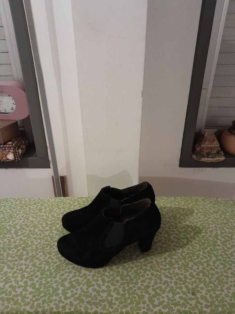 Vendo Sapatos de Senhora ORIANA muito bonitos como novos