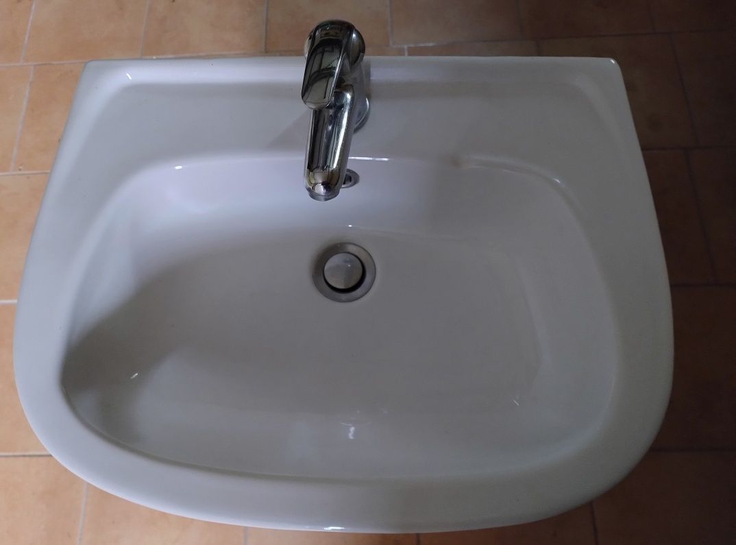 Umywalka z szafką i baterią