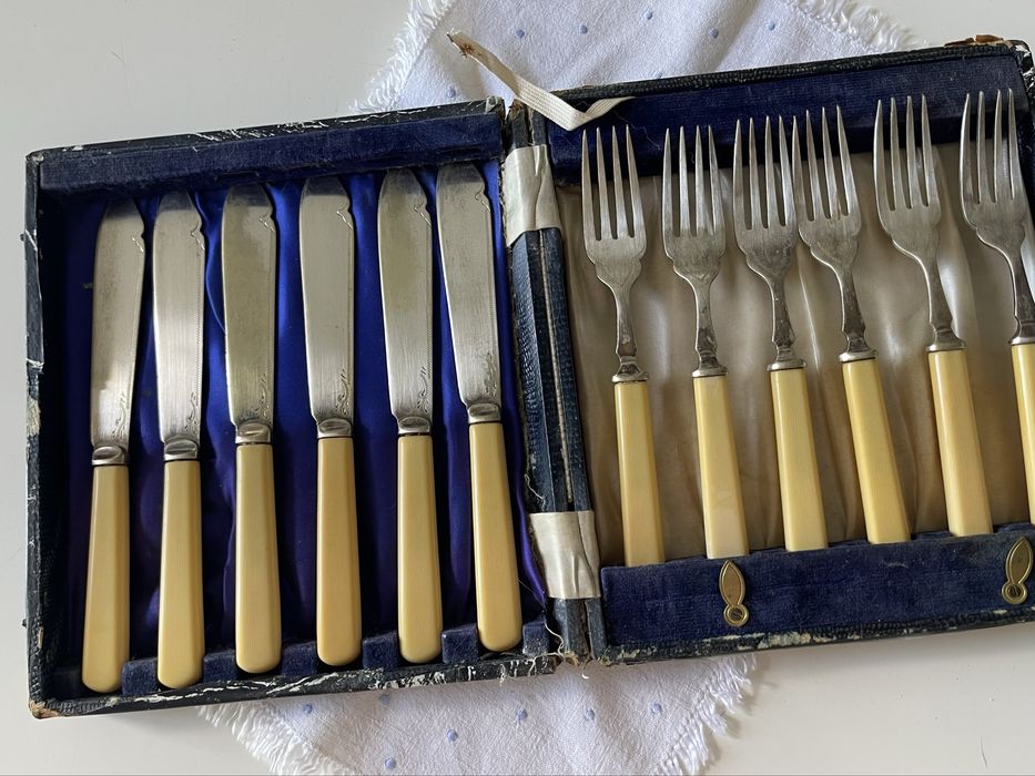 Komplet sztućców vintage w pudełku retro old school