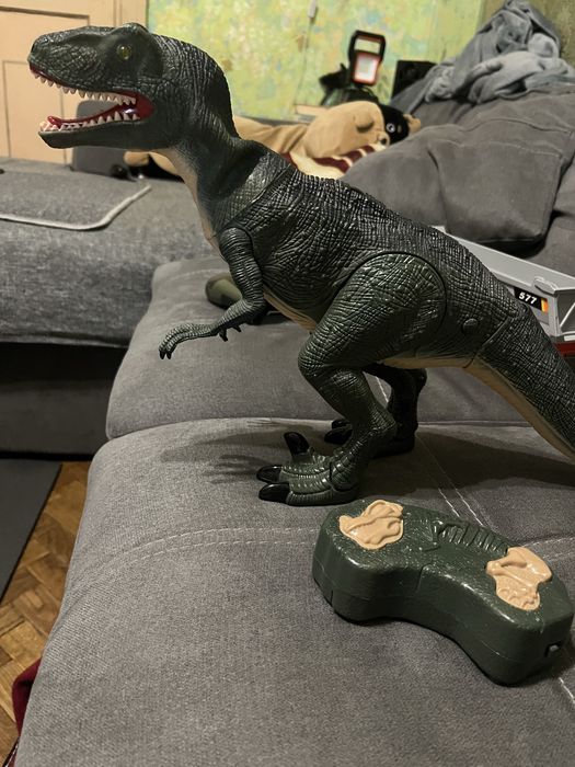 Динозавр на пульті керування