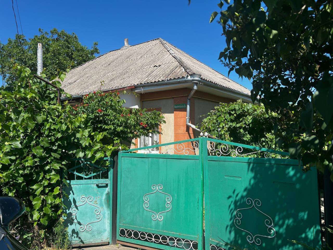 Продам півдома в м. Балта поряд з центром
