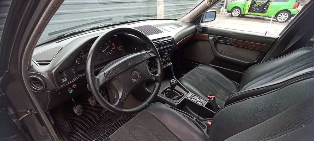 Автомобіль BMW на повному ходу!