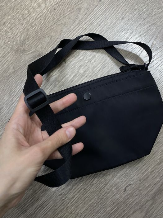 Сумка міні через плече сумочка бананка Uniqlo чорна жіноча чоловіча