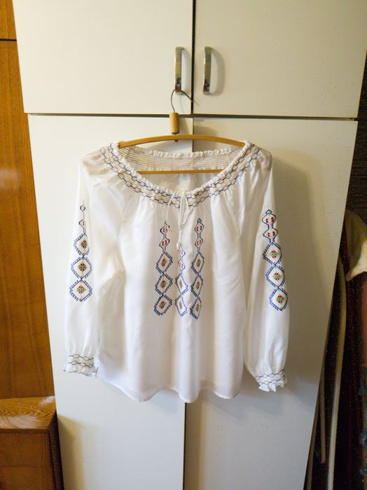 Вышиванка  с довгим  рукавом.