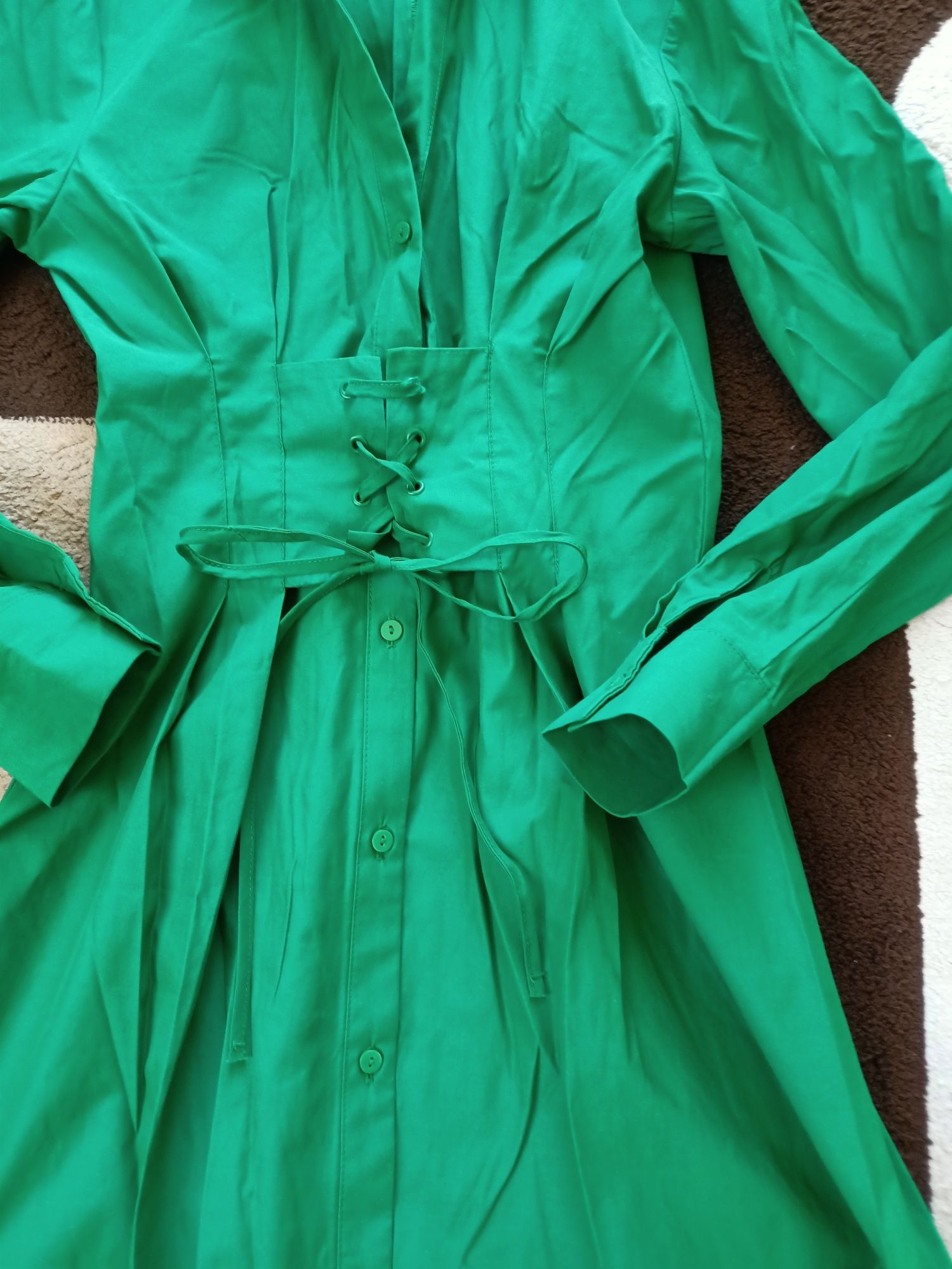Zielona sukienka koszulowa Stradivarius