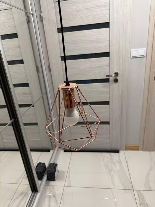 Lampa metalowa w kolorze miedzianym