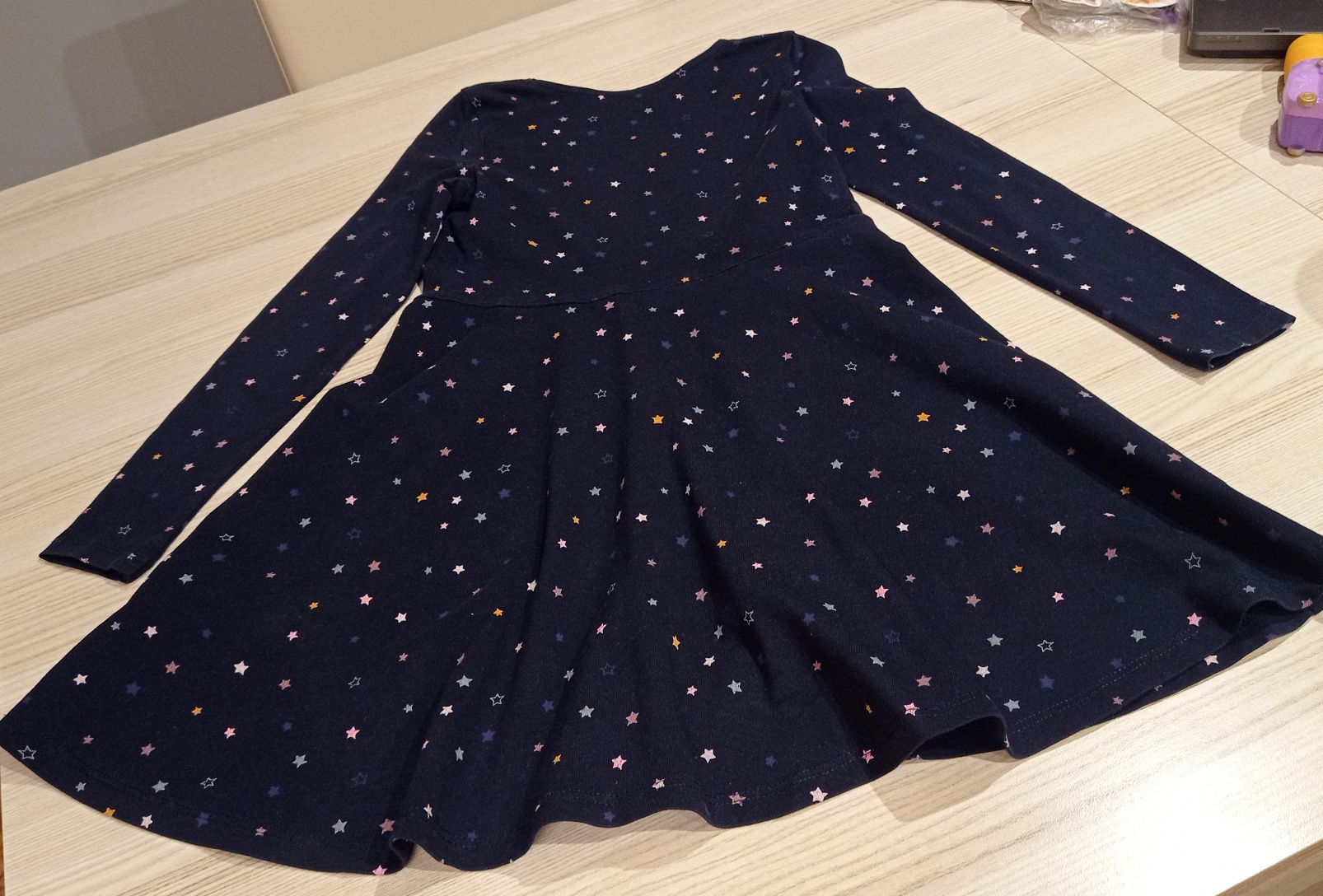 Bawełniana sukienka H&M 122/128 - wygodna, granatowa w kolor. gwiazdki