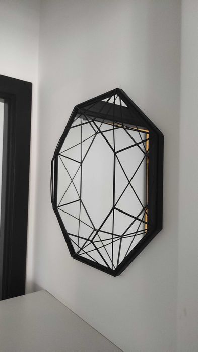 Espelho decorativo 46x46cm octógono regular c/ grades e moldura preta.