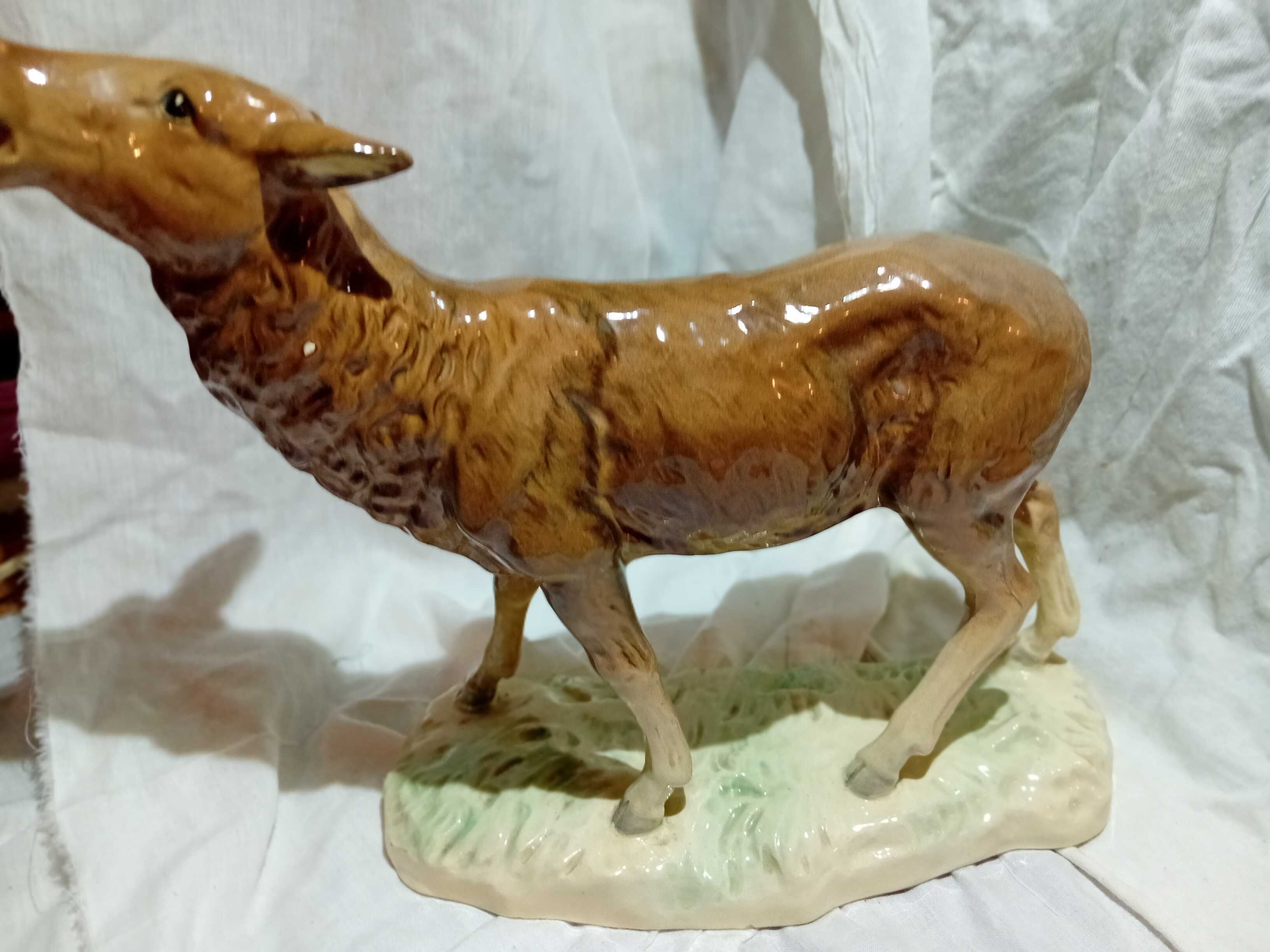 Figurka jelenia z porcelany