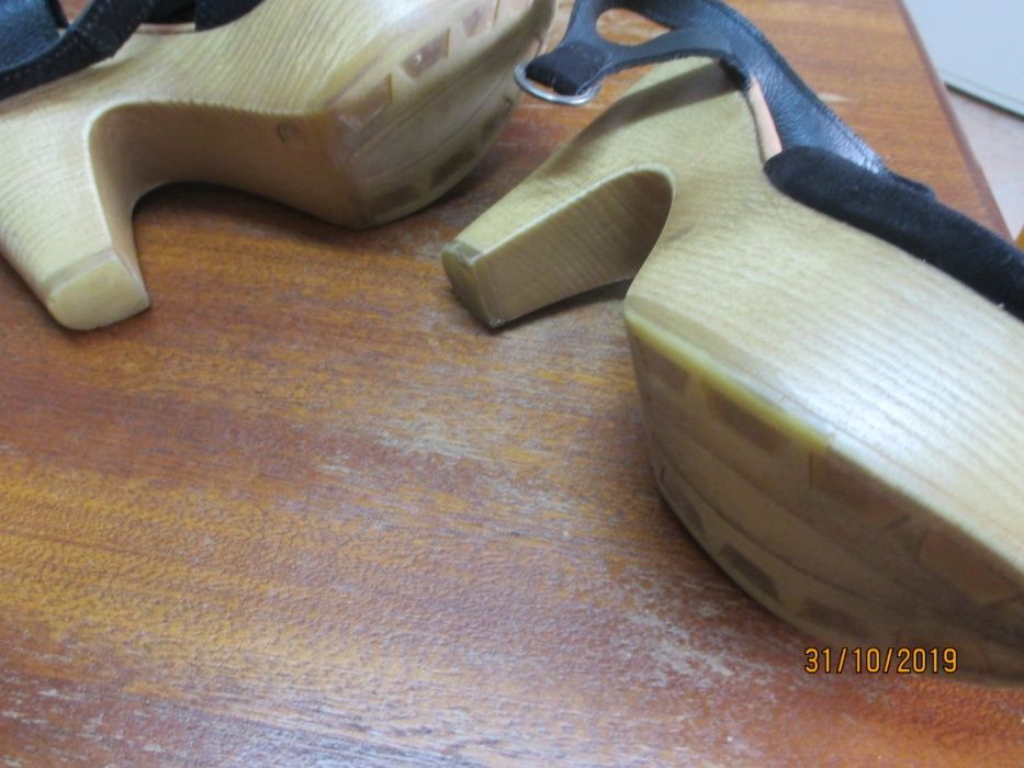 2 pares de sapatos de senhora