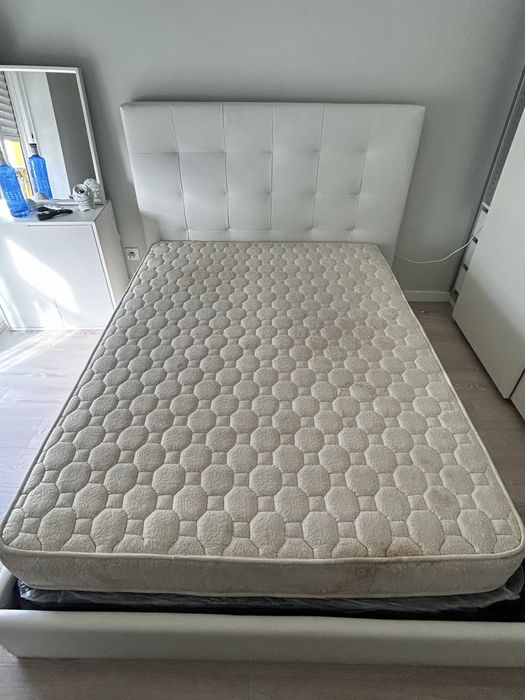 Cama com colchao usada com algumas marcas e uso