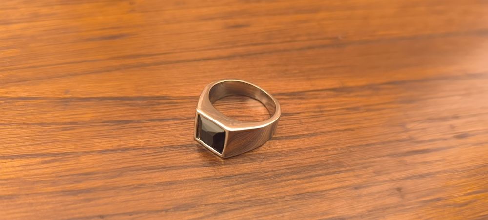 Anel de homem com pedra preta