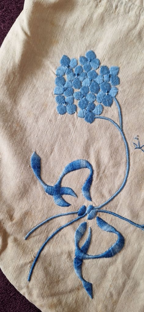 Avental antigo Açores bordado a branco e vários tons de azul
