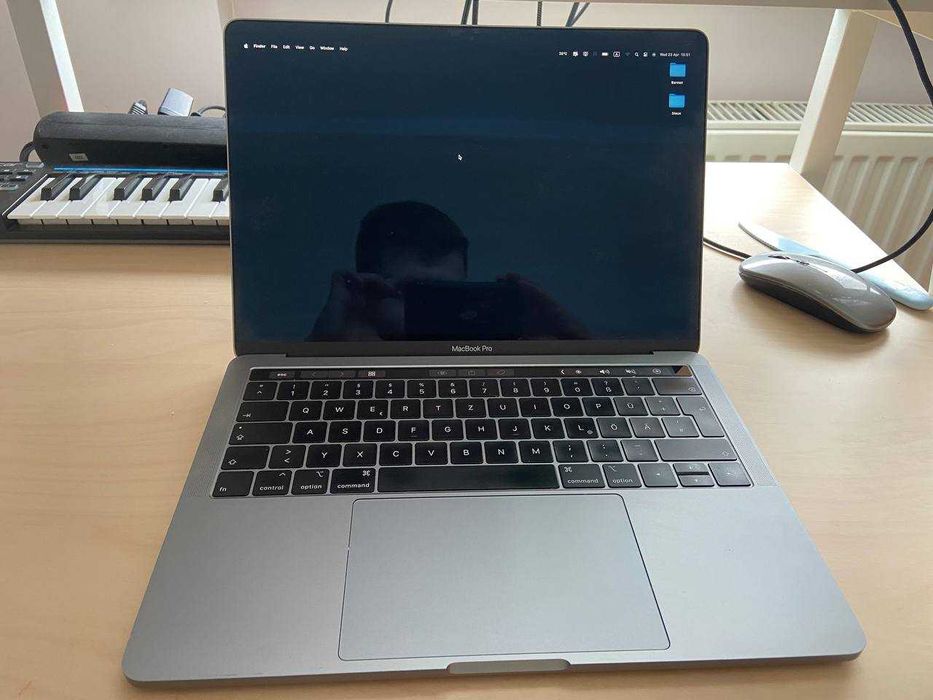 MacBook Pro 13” 2019 | i7 / 16GB RAM / 512GB SSD + 2 док-станції