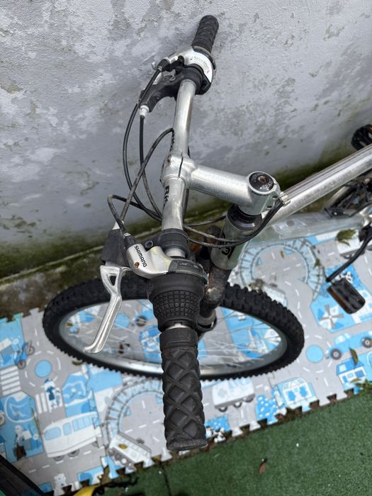 Bicicleta de marcha em bom estado