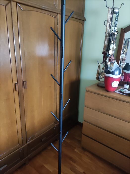 Bengaleiro em ferro preto opaco.