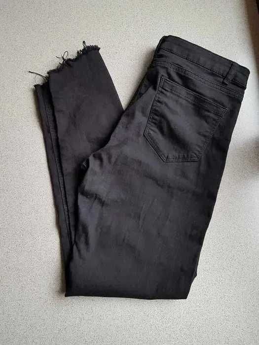 Czarne jeansy rurki z dziurami spodnie damskie Clockhouse C&A