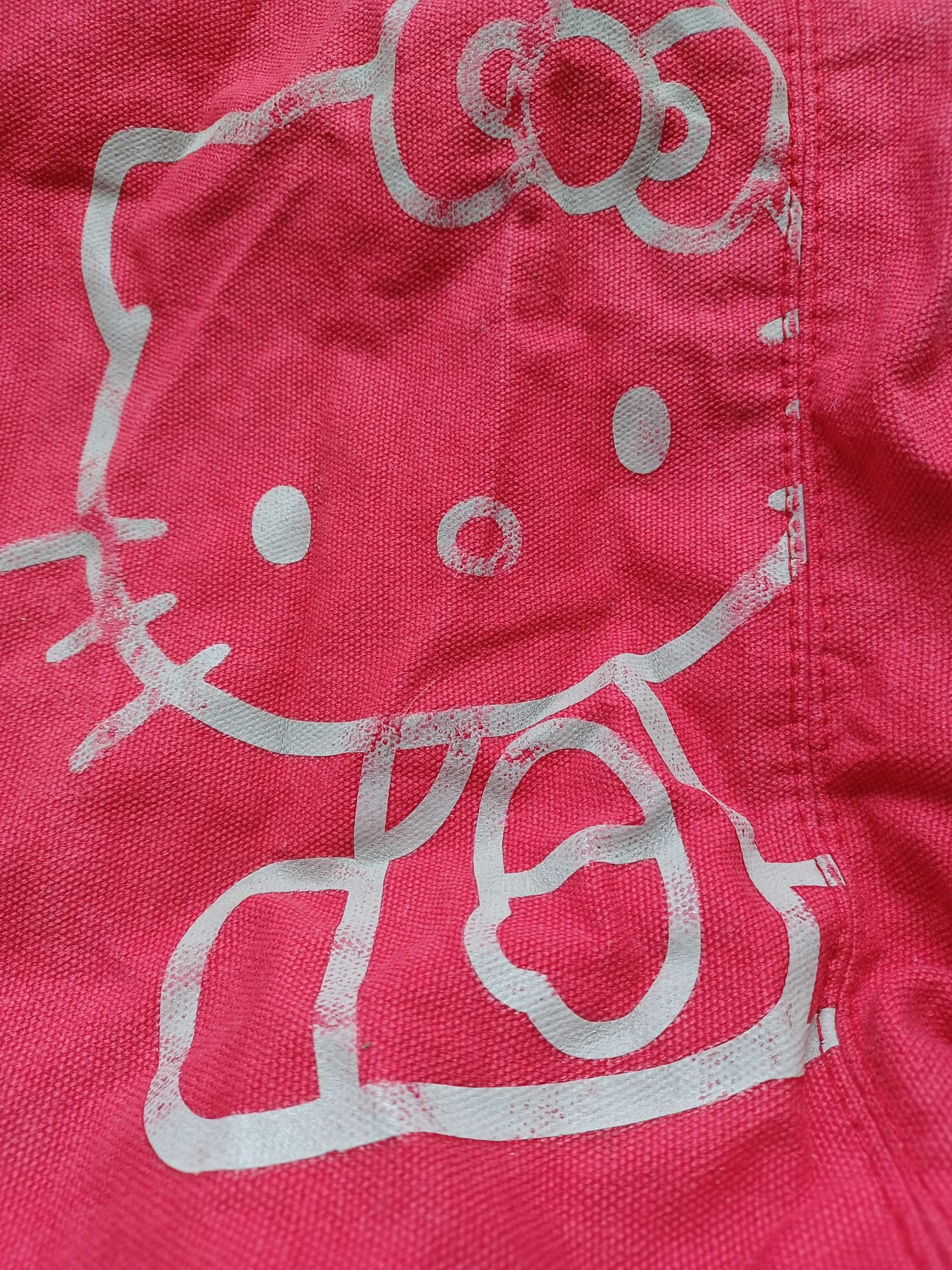Saco vermelho com logotipo da Hello Kitty