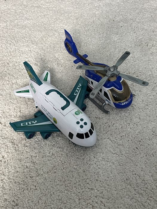 Іграшки ( вертольоти та літачки )