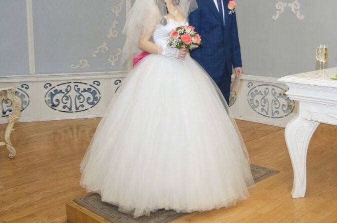 Шикарное свадебное платье с бантом и стразами