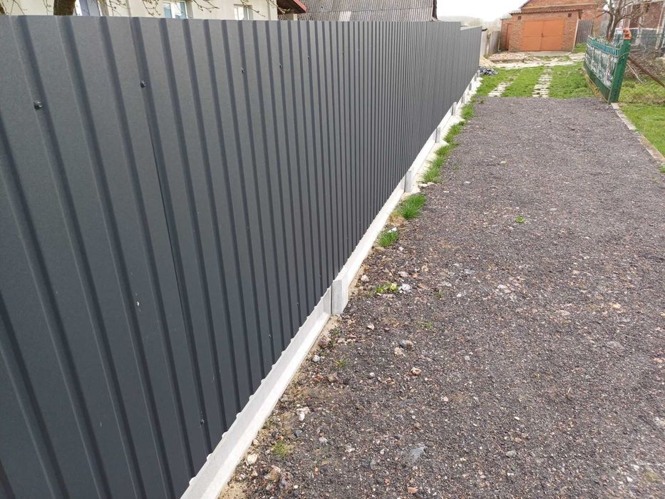 Готовий фундамент для паркану. Бетонна підмурівка. Забор огорожа пліт