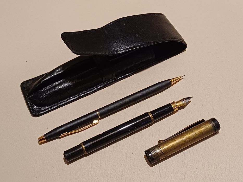 Caneta de tinta permanente e lapiseira em bolsa preta