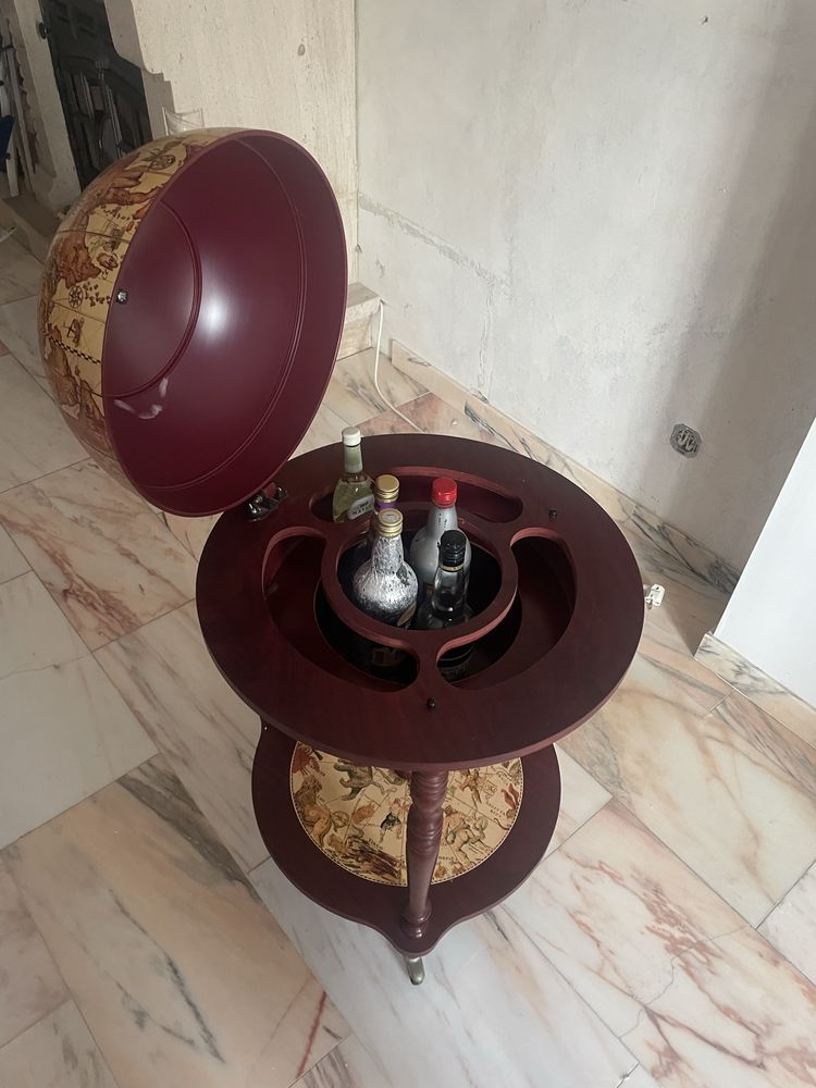 Mesa com bar em forma de globo