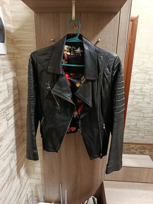 Жіноча шкіряна курточка в гарному стані