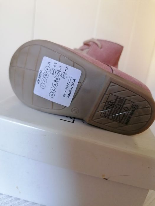 Sapatos de menina tamanho 21 nunca usados