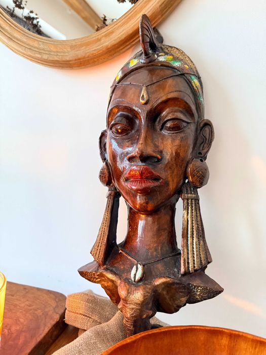 Dopracowana w szczegółach, zachwycająca maska afrykańska.