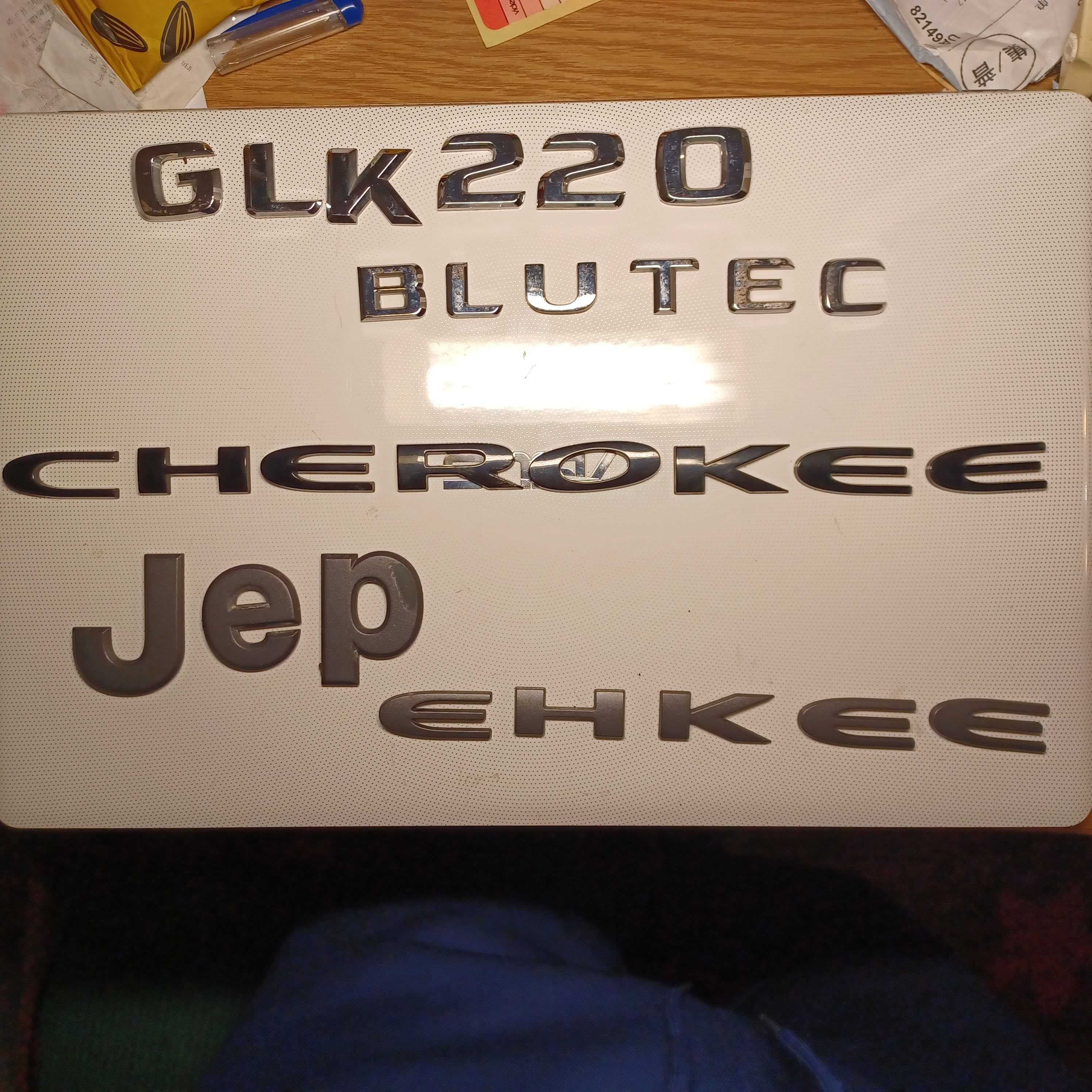 Надпис букви металеві Куга, Cherokee, Altima GLK 220 C Max