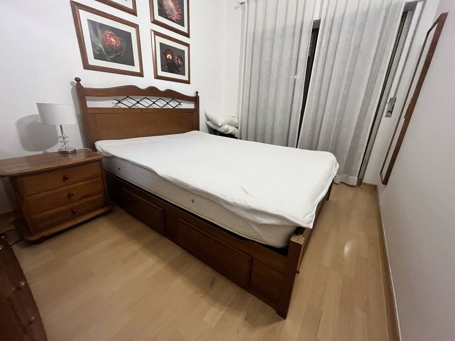 Cama de casal em cerejeira