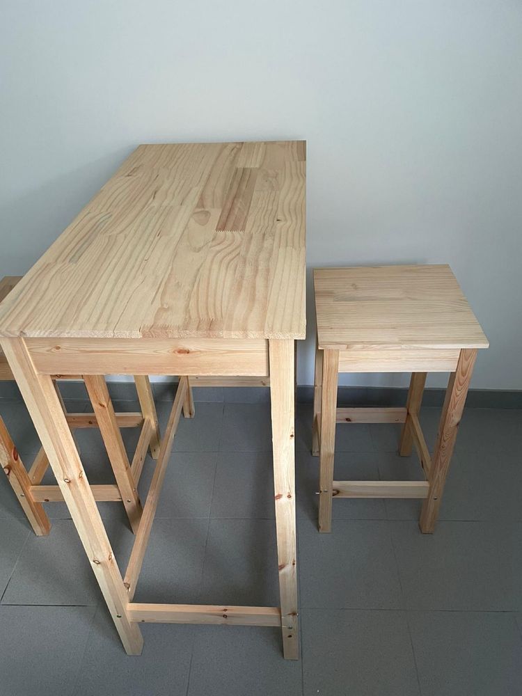 Mesa + bancos altos em madeira