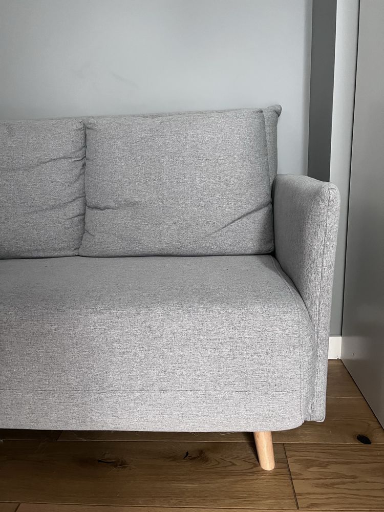 Mala zgrabna sofa z funkcją spania
