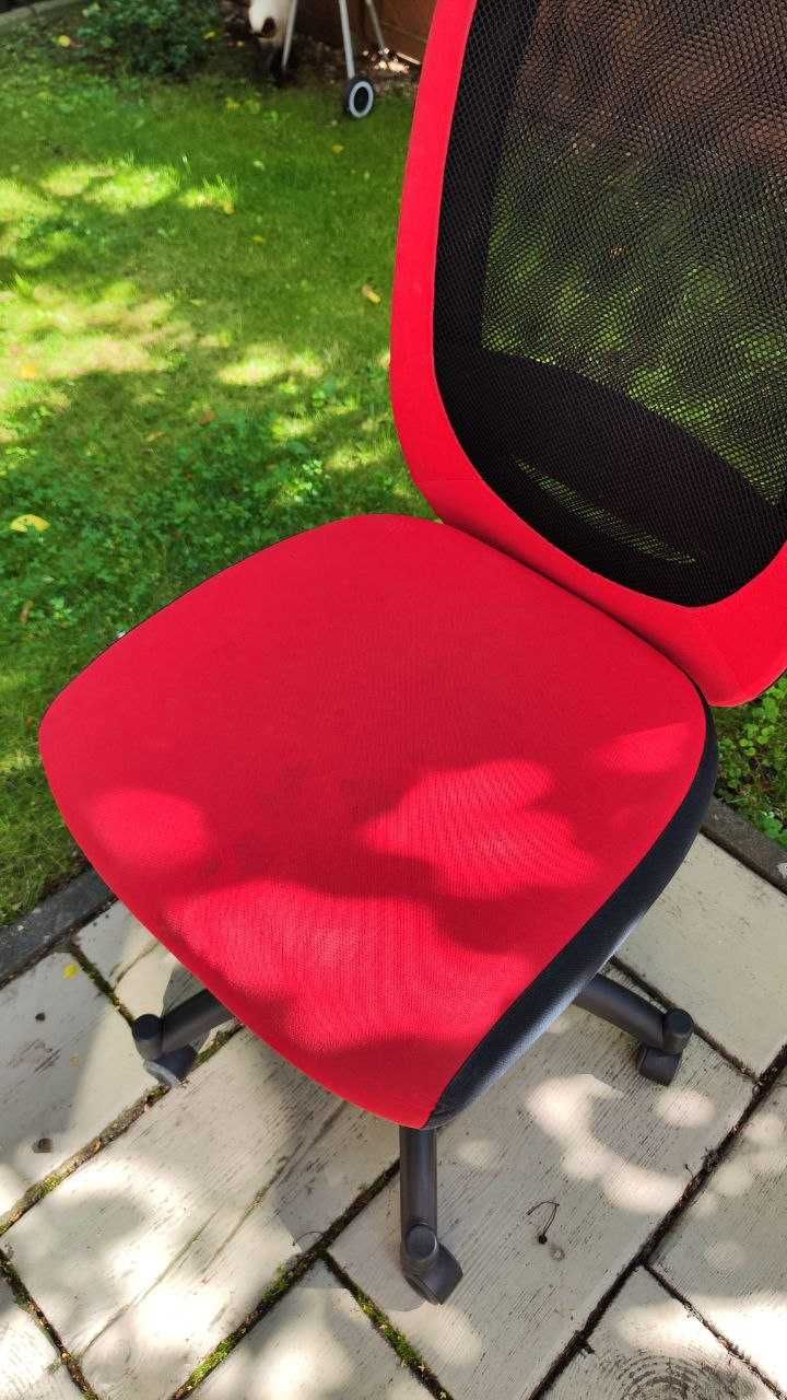 Czerwone krzesło biurowe Ikea Flintan: wygodne, obrotowe, poplamione