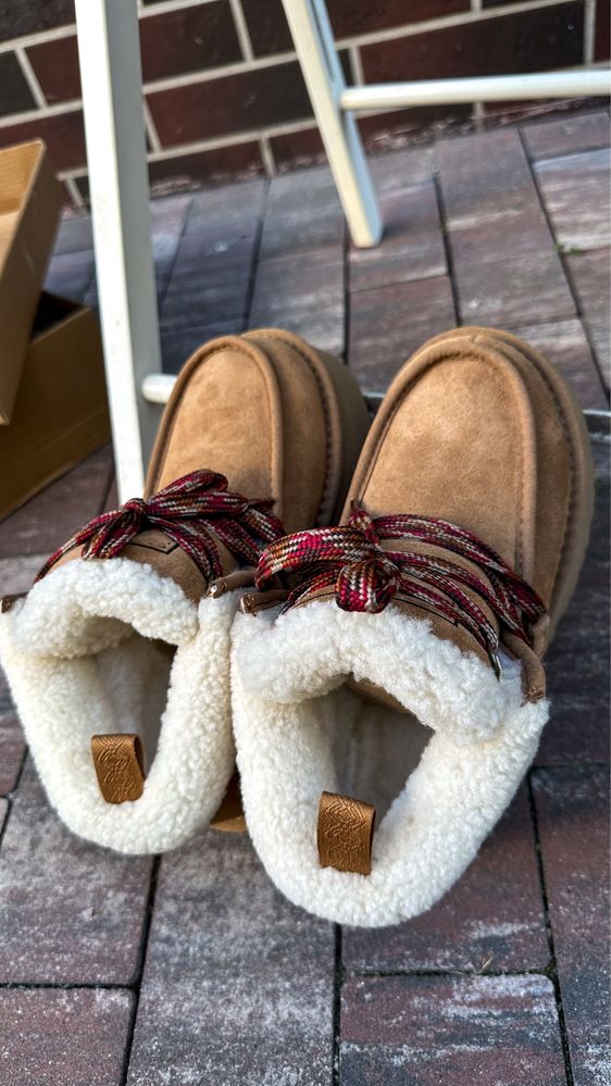 Ugg на платформі зі шнуровкою