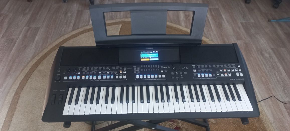 Синтезатор YAMAHA PSR-SX600.