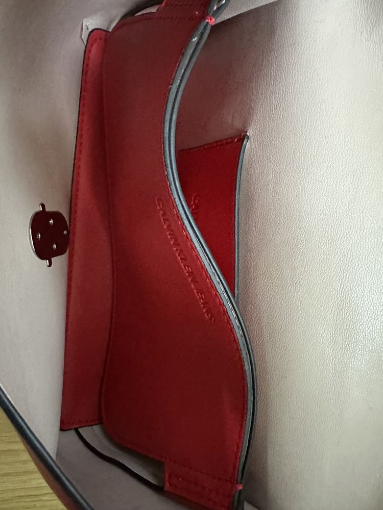 Czerwona torebka calvin klein jeans ck na pasku