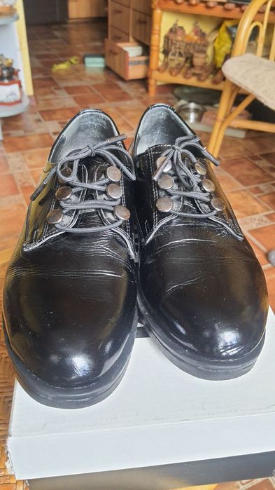 Жіночі туфлі на шнурках