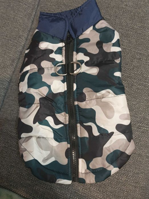 Kurtka dla psa rozmiar M zapinana od strony grzbietu na zamek błyskaw.